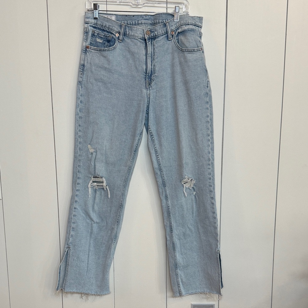GAP Women's Light Blue Straight Leg Jeans
90’s Loose Mid-rise